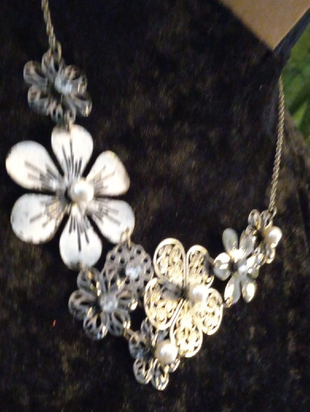 Vintage Silver Floral & Pearl Centers Necklace with White Pearl Studs - Picture 8 of 9
